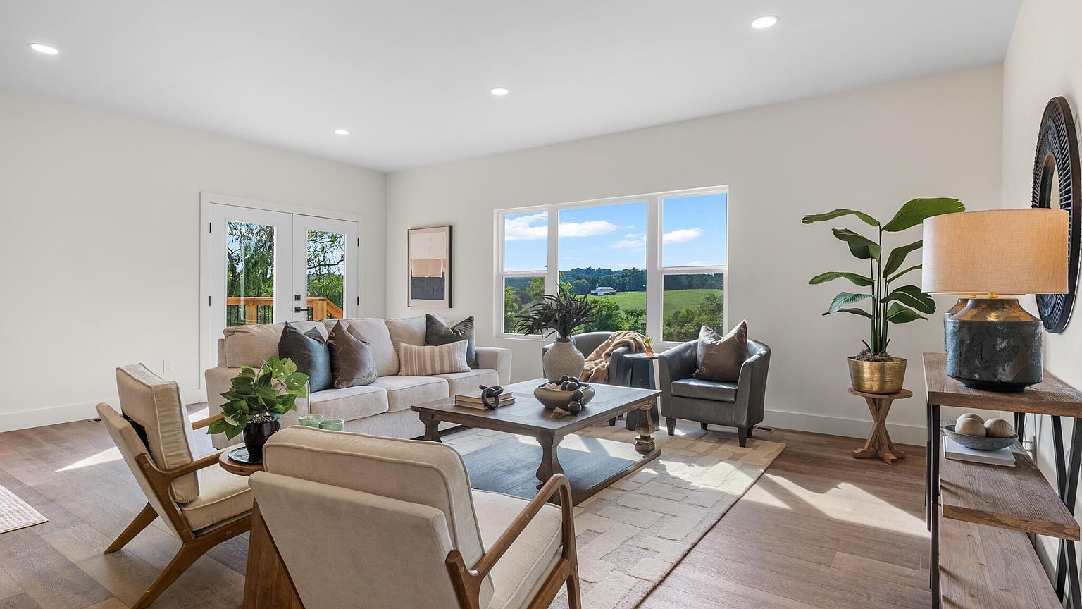 889 Tidwell Rd, Burns: living room